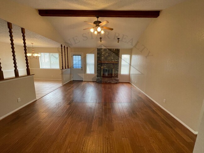 Building Photo - 1303 August Dr