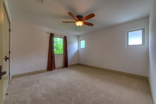 Building Photo - 605 Peacock Ln