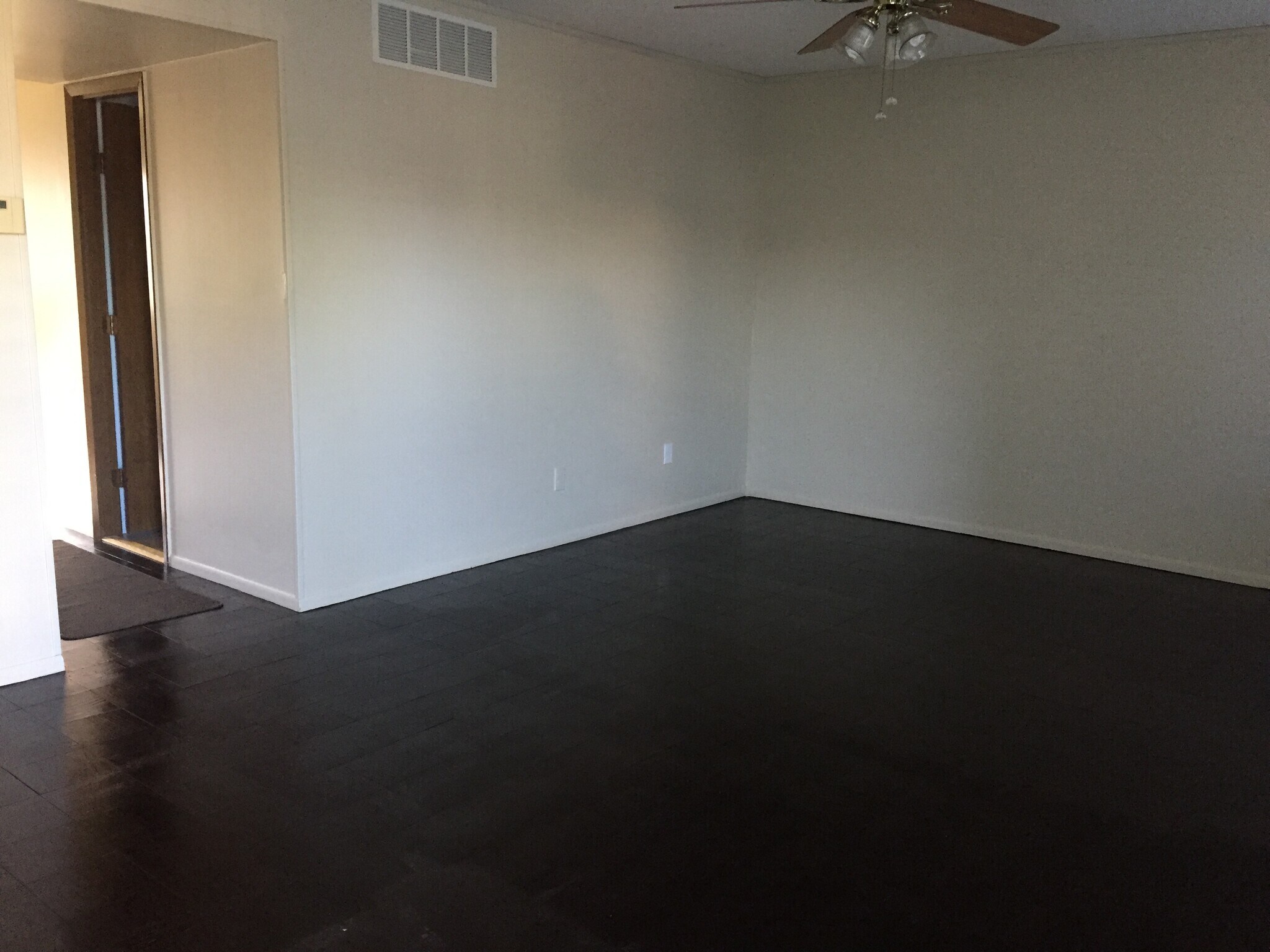 Building Photo - 570 Jamestown Ct