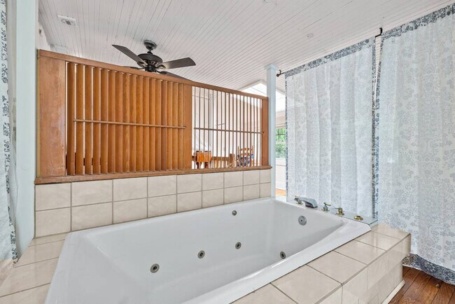 Building Photo - 912 Little Bay Ave