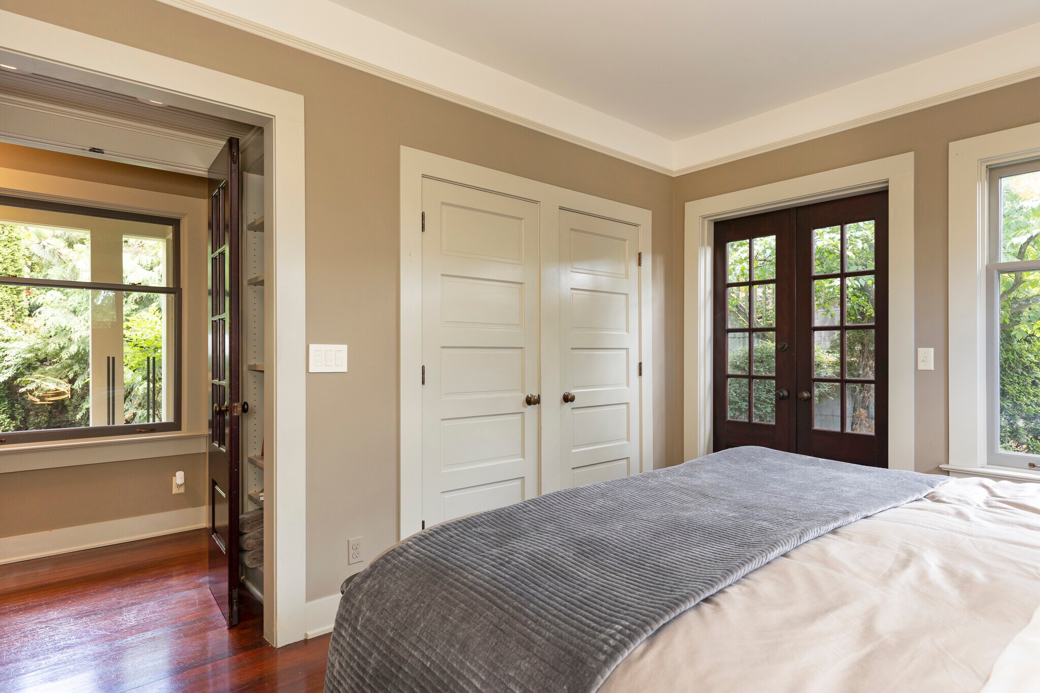Primary bedroom - 911 W Howe St