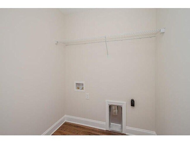 Building Photo - Conveniently Located Townhome for Rent. Av...