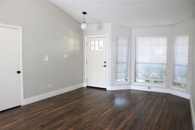 Building Photo - 1111 Blue Fox Dr