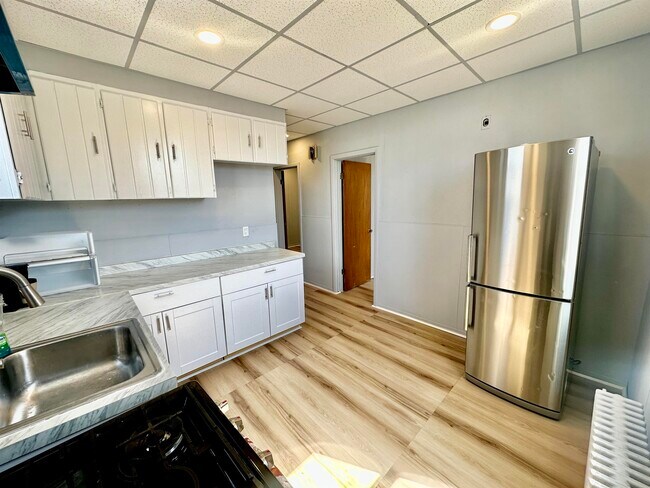 Building Photo - 595 67th St