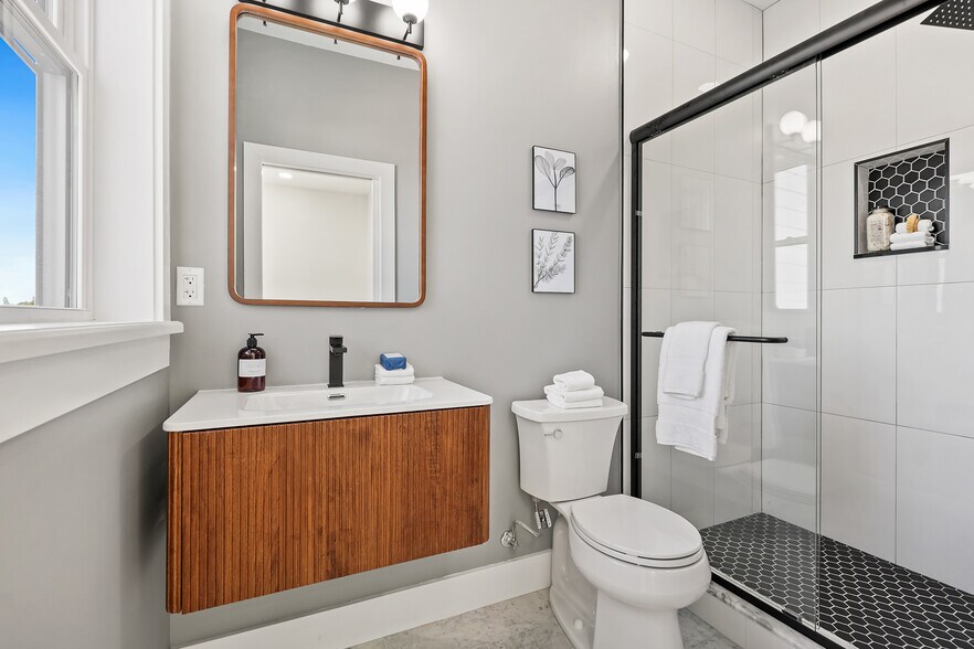 Building Photo - 808 12th St NE