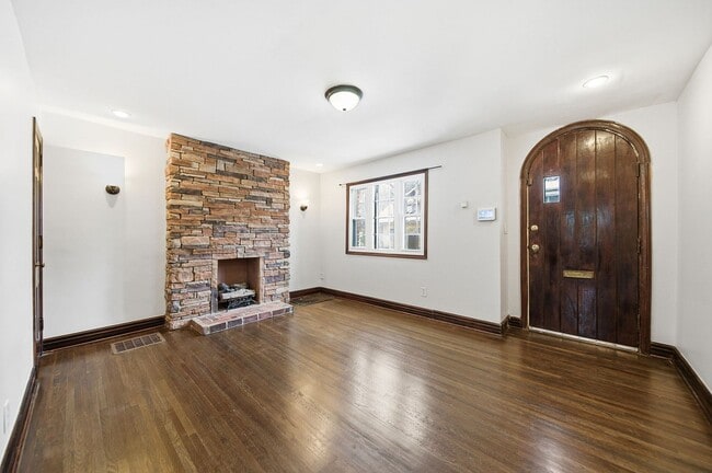 Building Photo - 2 Bedroom, 2 Bath Townhome located directly across from Franklin Park Conservatory