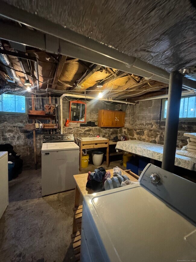 Building Photo - 731 George St