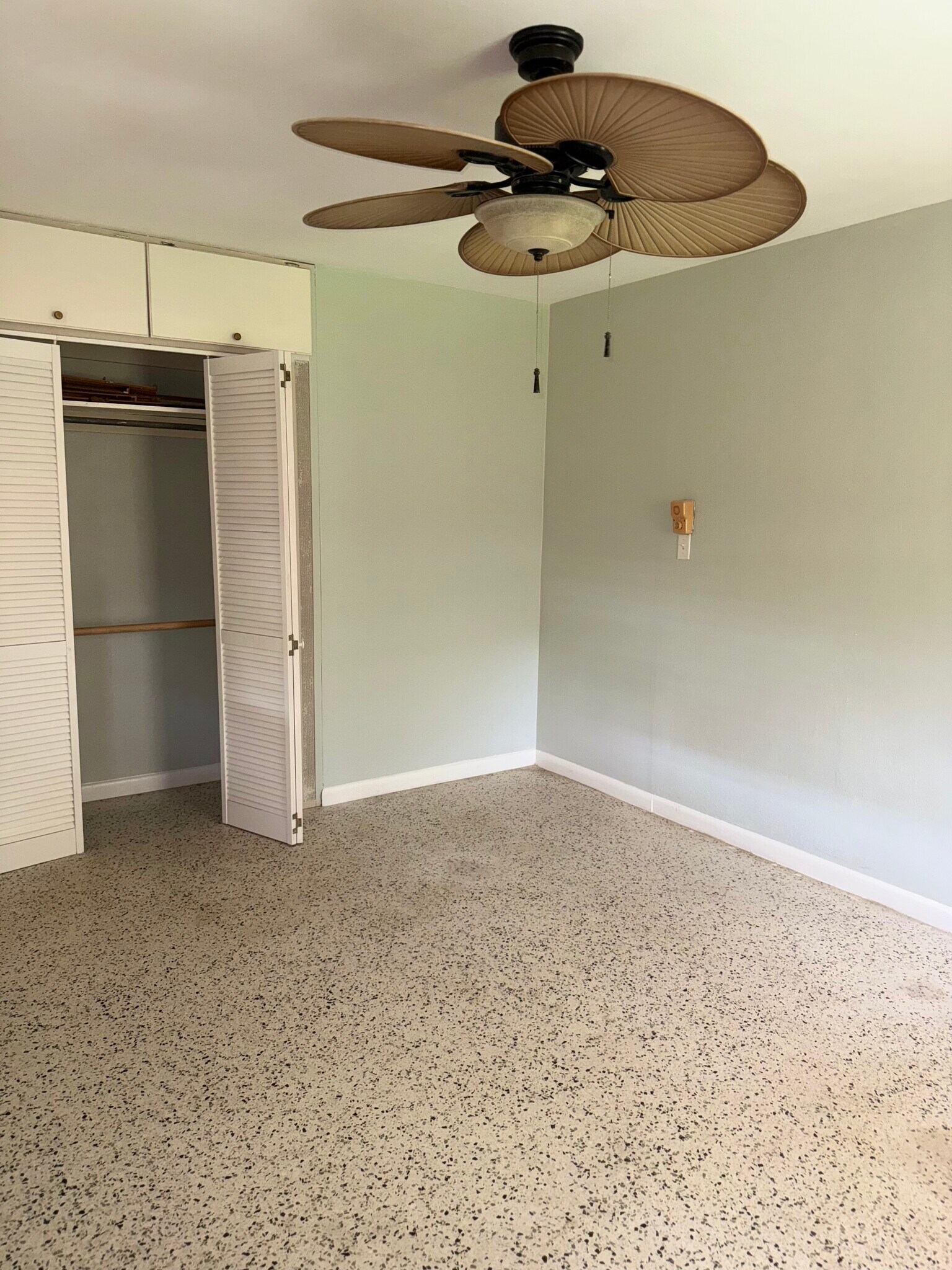 APT B ROOM 1 - 2929 Patterson Ave