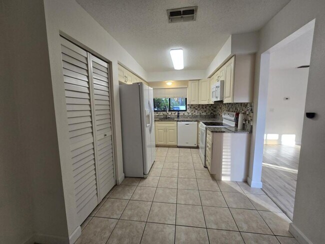 Building Photo - 9418 Nakoma Way