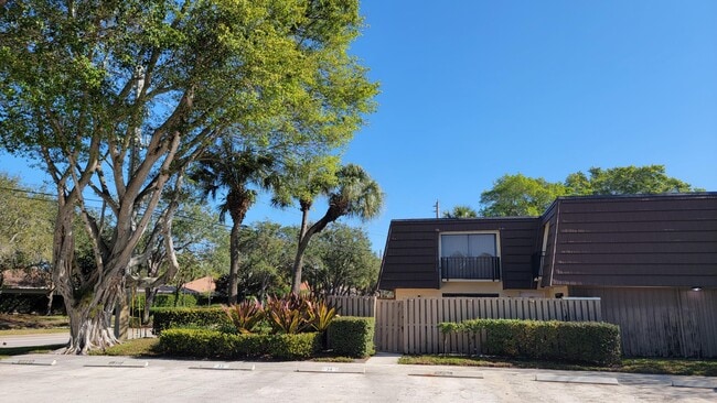 Building Photo - 117 1st Ct