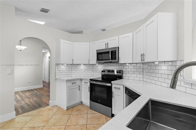 Building Photo - 14611 SW 156th Ave