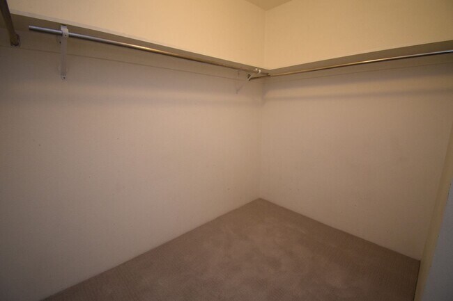 Building Photo - Spacious 1 bed 1 bath Condo on Foothill Dr!