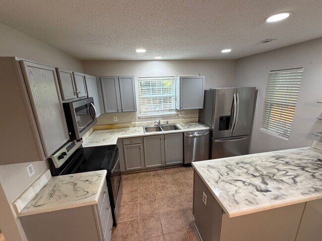 Building Photo - Beautiful 3-bedroom, 2.5-bathroom townhome