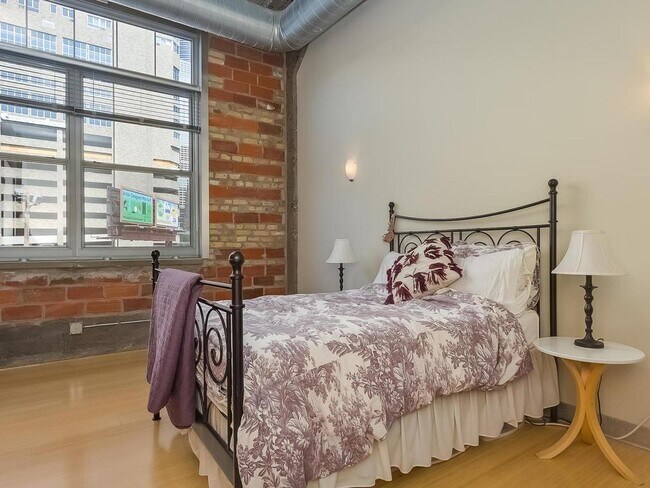 Building Photo - 521 S 7th St