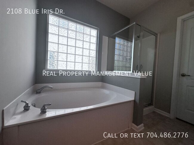 Building Photo - 2108 Blue Iris Dr