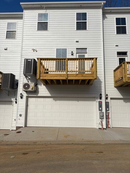 Building Photo - 206 That Way