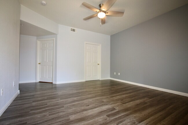 Building Photo - Beautiful 2BR / 2BA Renovated / Modern Con...