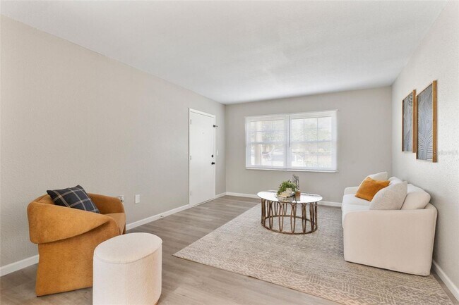 Building Photo - Updated beautiful 2/1 condo