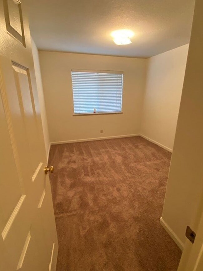 Building Photo - Woodcreek Oaks area 4 bedroom.