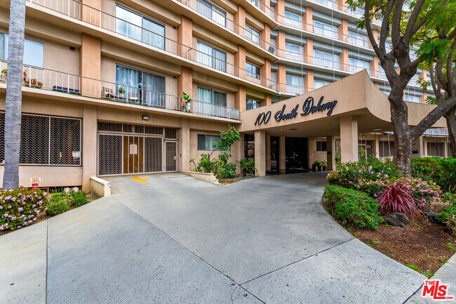 Building Photo - 100 S Doheny Dr