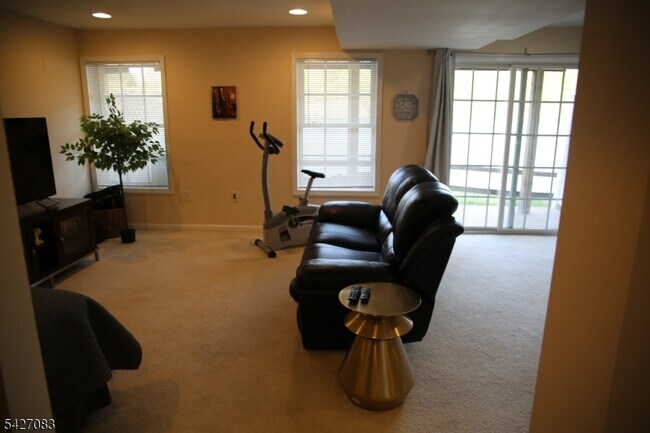 Building Photo - 18 Rosewood Ct