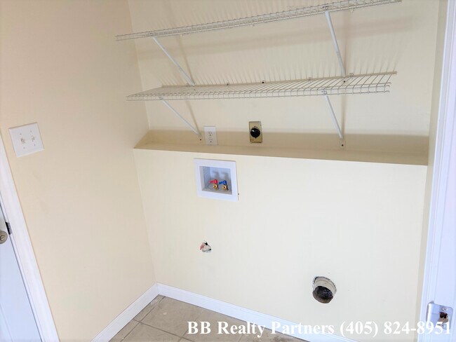 Building Photo - 429 S Gum Ave