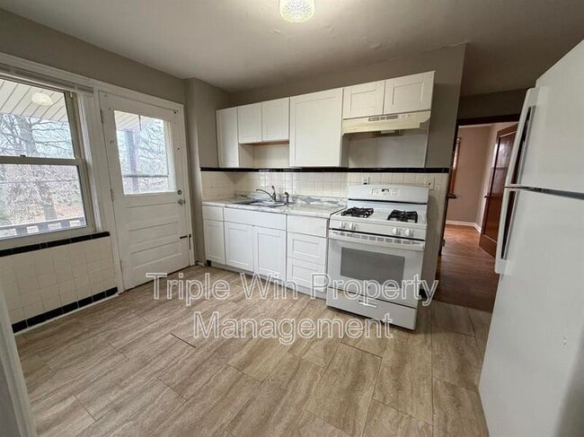 Building Photo - 8664 Belhaven Dr