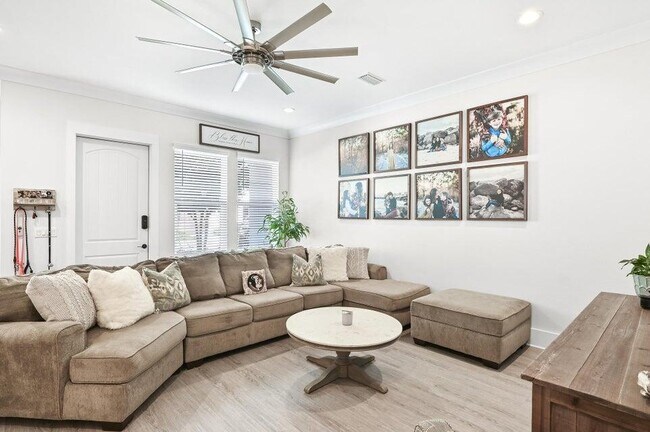 Building Photo - 995 Airport Rd