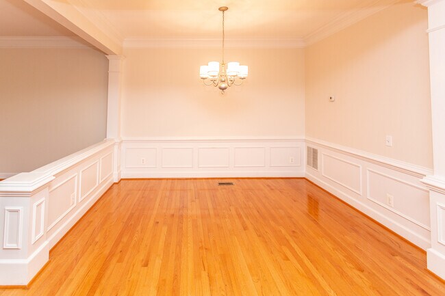 Building Photo - 2443 Huntington Park Dr