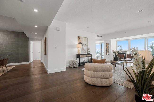 Building Photo - 13600 Marina Pointe Dr