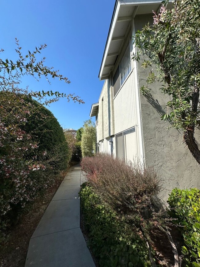 Building Photo - BRIGHT 2BR TOWNHOME IN GENESEE HIGHLANDS W...