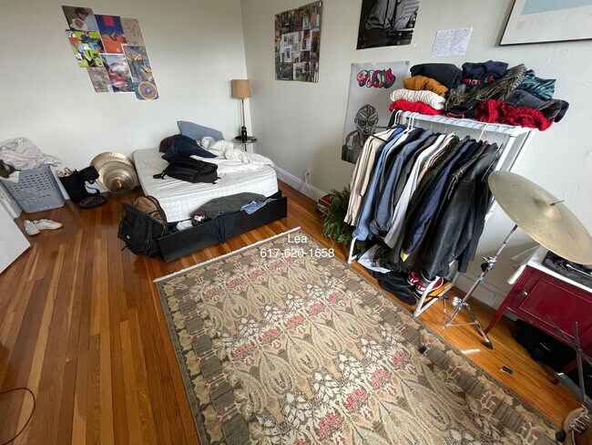 Building Photo - NO FEE!! SEPT Amazing 2bed around Clevelan...