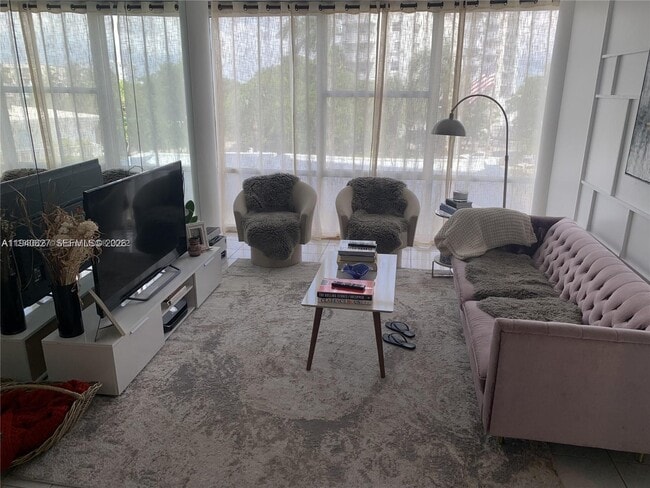 Building Photo - 900 Bay Dr