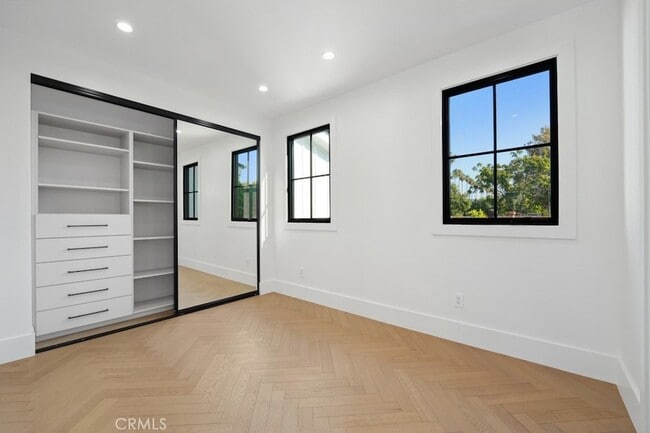 Building Photo - 4539 Longridge Ave