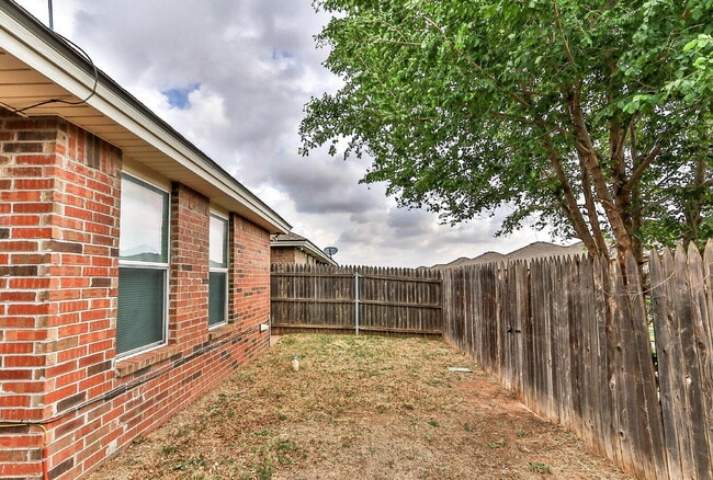 Building Photo - 606 N Englewood Ave