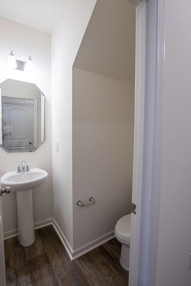 Building Photo - 3 br 2.5 ba townhome with 1 car garage Rea...