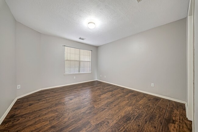 Building Photo - 33127 Cottonwood Bend