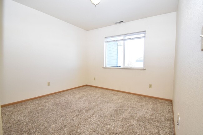Building Photo - Townhouse style 2bed 1.5bath with attached garage