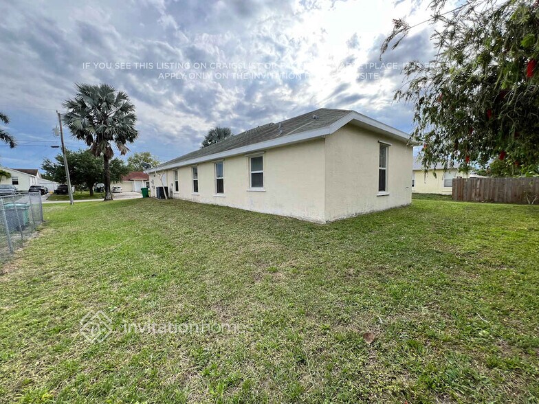 Building Photo - 1835 SW Dalmatian Ave