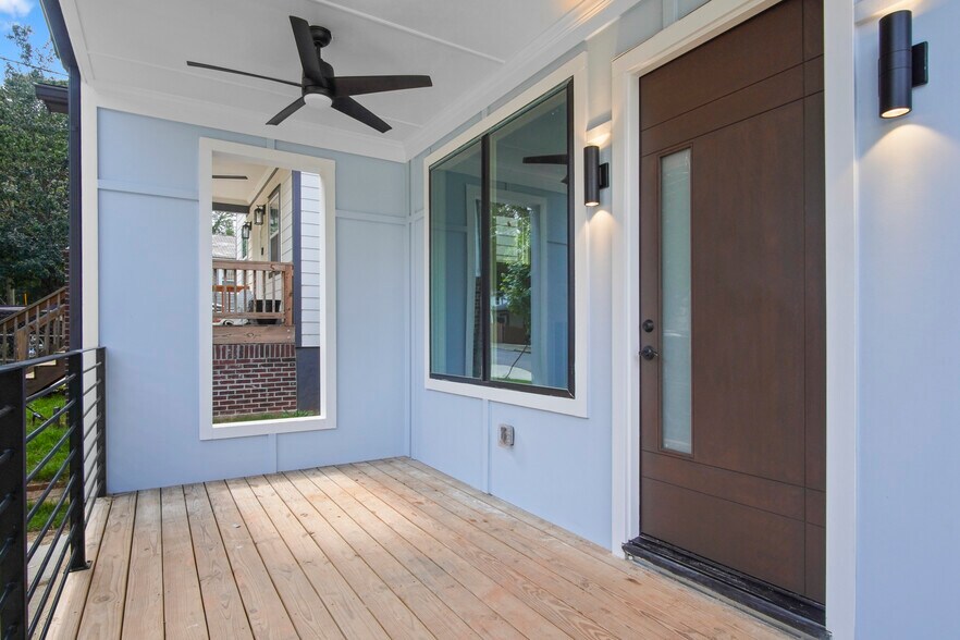 Front Porch - 569 Middle St SW