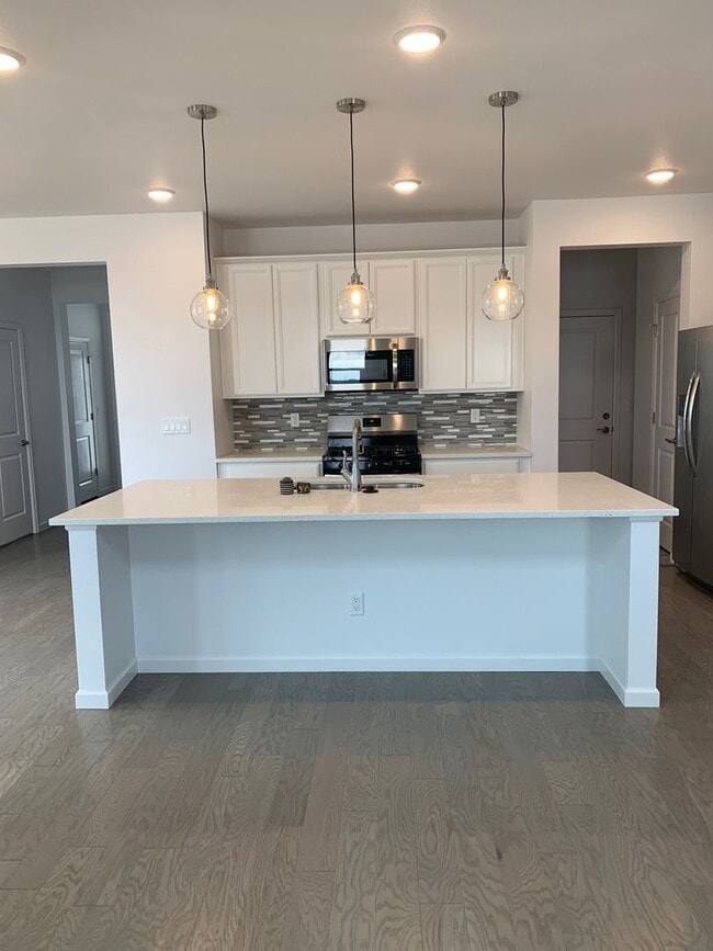 Building Photo - Beautiful Townhome In Monument With Two Ma...