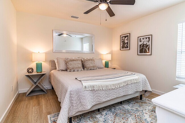 Building Photo - Spacious 3BR/3BA home in a quiet neighborh...