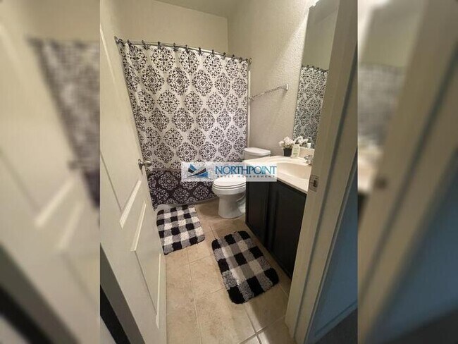 Building Photo - Charming 3 beds 3 baths in Denton!