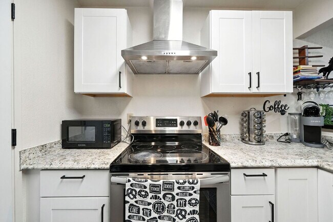 Building Photo - Adorable 2/1.5 with private back yard, ful...