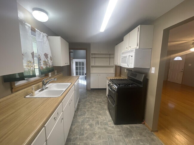 Building Photo - 2401 Brockman St