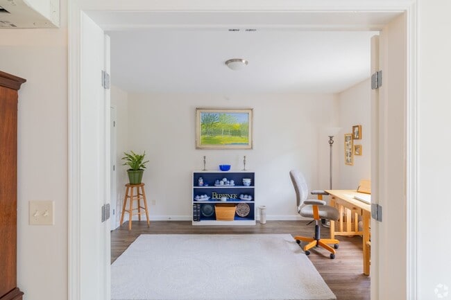 Building Photo - 1 Bedroom with a Den Apartment - Rare avai...