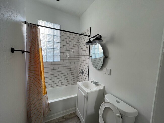 Building Photo - Newly Remodeled 6 Bedroom Eastside Upper Unit