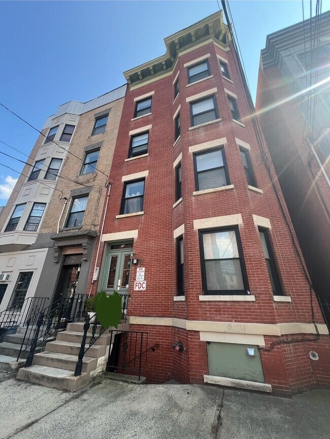 Building Photo - 55 Bright St