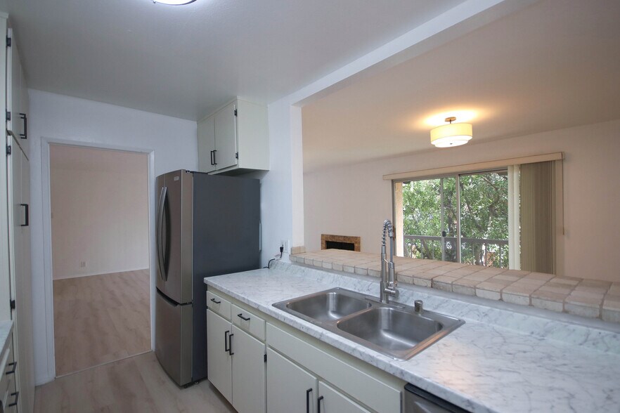 Building Photo - 1127 E Del Mar Blvd