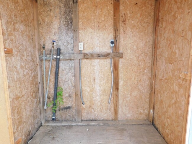 Building Photo - Cute Trailer with Spacious Backyard